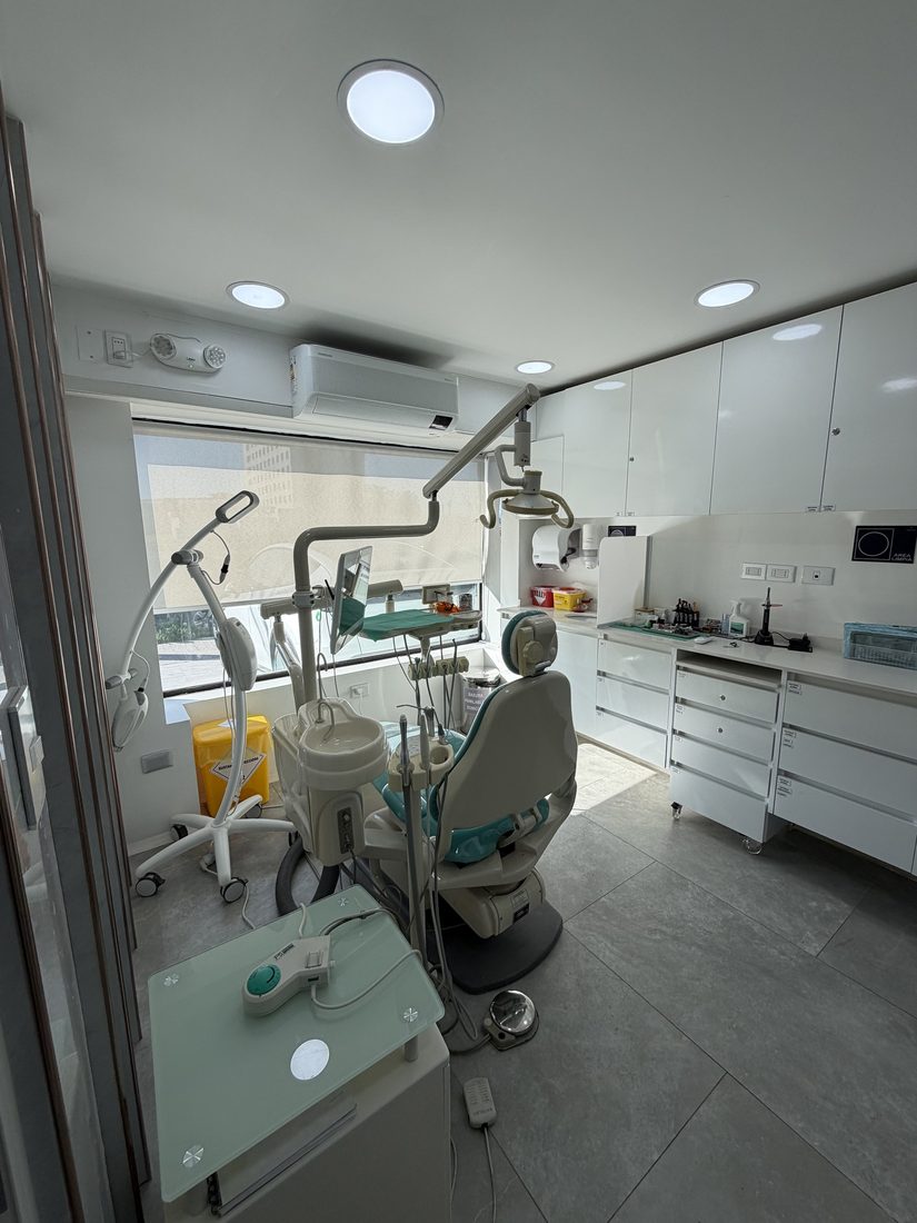 Box dental con sillón, lámpara de trabajo, muebles de instrumental y ventana con luz natural