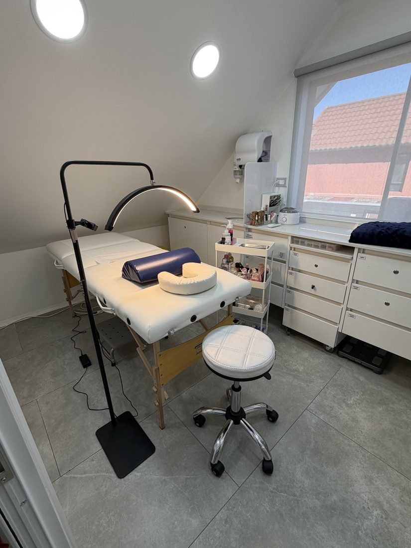 Box de estética con camilla, lámpara de aro, mueble de cajones y carro de insumos