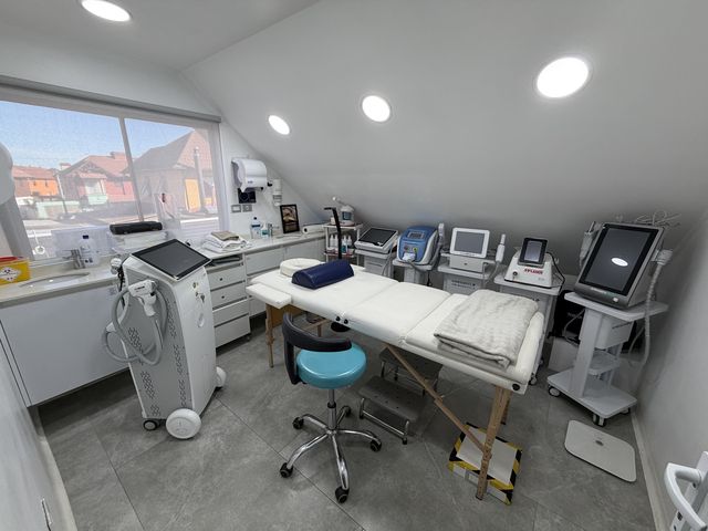 Sala de atención de Clínica Pucalán, con camilla y equipamiento clínico