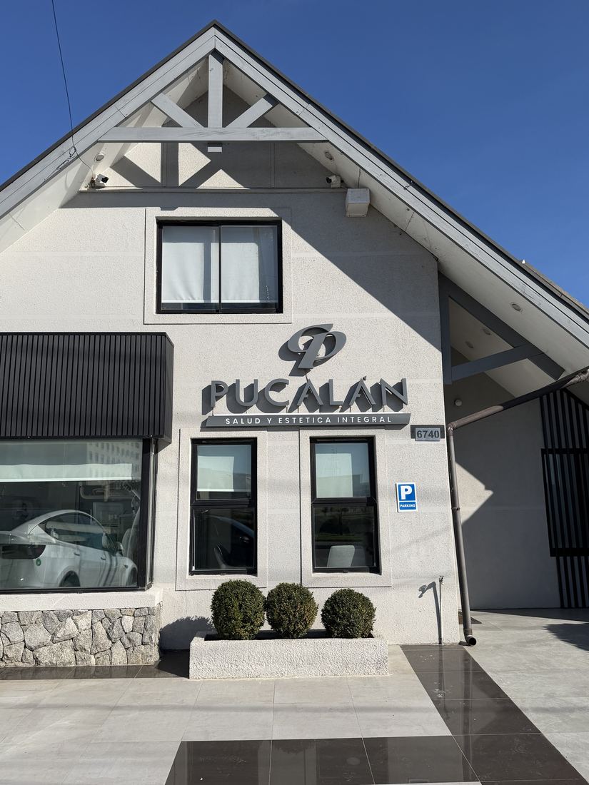 Fachada frontal de Clínica Pucalán, con el logo y el número 6740 sobre el muro